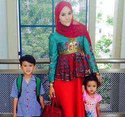 Hijab Style: Gaya Simple Si Manis Norfasarie, Aktris Singapura