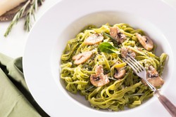 Si Kecil Tak Mau Makan Nasi? Buatkan Saja Mie Telur yang Enak Ini