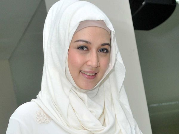 Dina Lorenza Hamil Anak Ketiga