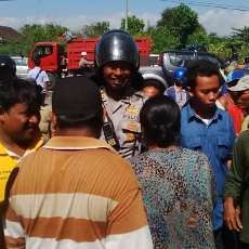 Pupuk Langka, Ratusan Warga Dua Desa Blokir Pantura Probolinggo