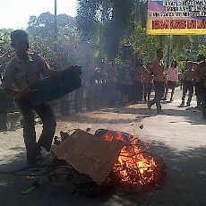 Siswa SMA di Kota Kediri Bakar Ban Tolak Pungutan Liar