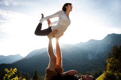Acroyoga Bikin Hubungan Asmara Lebih Harmonis, Ini Alasannya