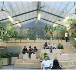 Menikmati Burger di Three Buns Burger & Heads, Resto Bernuansa Bengkel