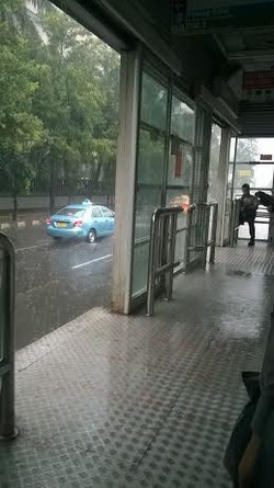 Parah, Atap Halte TransJ Tegal Parang Bocor Saat Hujan