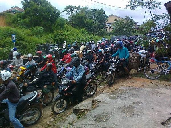 Halaman Rumah pun Jadi Jalan Raya