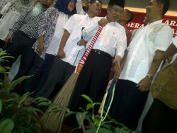 JK Diberi Sapu Lidi dalam Deklarasi Dukungan Kelompok Muhammadiyah