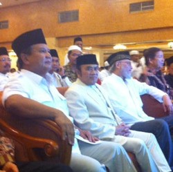 Prabowo Dapat Jas Tanda Dukungan Forum Masjid Pimpinan Rhoma