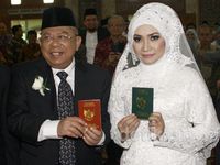 KH Maruf Amin Menikahi Wury Estu