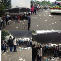 Duh! Sampah Menumpuk di Lokasi Penjualan Tiket Konser One Direction
