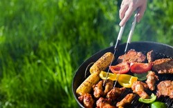 Mana yang Lebih Tinggi Kalori, Cheeseburger atau Hot Dog?