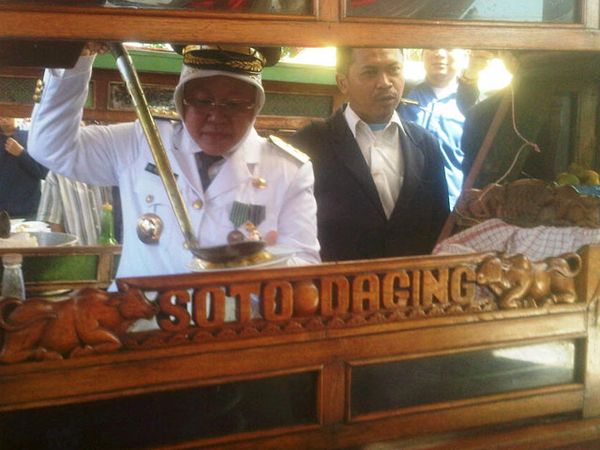 Risma Jadi Penjual Soto