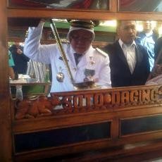 Usai Pimpin Upacara HUT Kota Surabaya, Risma Jualan Soto