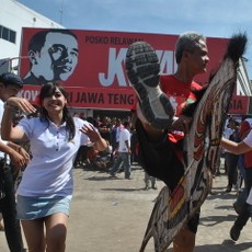 Ganjar Pakai Sepatu Dahlan Iskan Saat Resmikan Posko Relawan Jokowi-JK