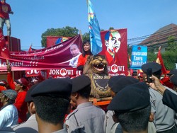 Relawan Pendukung Jokowi-JK Sisingaan di Depan Jalan Imam Bonjol