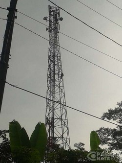 Perempuan Berambut Panjang yang Nekat Panjat Tower di Sentul Jatuh