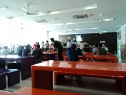 Makan Bareng Calon Pramugari di Akademi AirAsia Malaysia