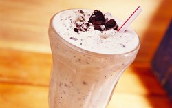 Tak Mau Minum Susu? Buatkan si Kecil Milkshake Cookies and Cream Ini