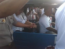 Massa Jokowi-JK Bawa Mawar Merah Hingga Sayuran di KPU