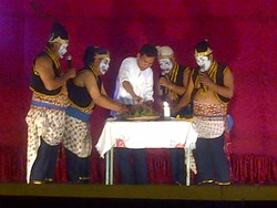 Wah, Ada Stiker Jokowi-JK di Dalam Bakso Raksasa di Semarang