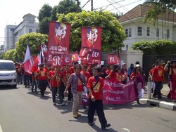Massa Buruh Pendukung Jokowi Konvoi di Jl Cokroaminoto Menteng