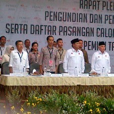 Bertemu di KPU, Prabowo-Hatta dan Jokowi-JK Bersalaman dan Beri Hormat