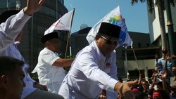 Disambut Ratusan Pendukung, Prabowo-Hatta Sempat Kesulitan Masuk Gedung KPU