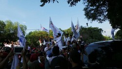 Luapkan Kegembiraan, Prabowo Joged di Atas Lexus