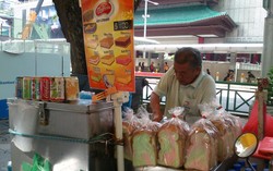 Nyam! Nikmatnya Jajan 1 Dollar Ice Cream Rasa Durian