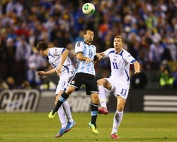 Zabaleta Minta Argentina Waspadai Dzeko dkk