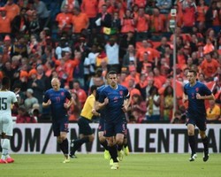 Belanda Menang Tipis Lewat Gol Van Persie
