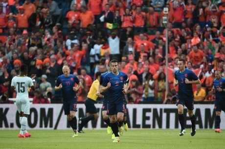 Belanda Menang Tipis Lewat Gol Van Persie