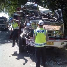 Bus Indonesia Abadi Tabrak Trailer, Sopir Truk Tewas