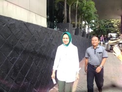 Setianya Airin dan Sefty Menjenguk Suami Mereka