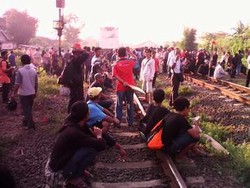Tak Terangkut, Ratusan Penumpang Blokir Rel di Stasiun Tambun Bekasi