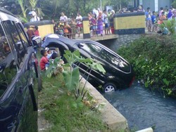 Pemilik Tak Hati-hati Saat Panasi Mesin, Mobil ini Nyemplung ke Kali di Tambun