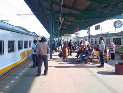 Commuter Line Banyak Tertahan Menuju Stasiun Manggarai Sekitar 10-30 Menit