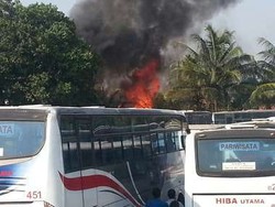 Pemukiman di Jatinegara Kaum Terbakar, 13 Unit Damkar Diterjunkan