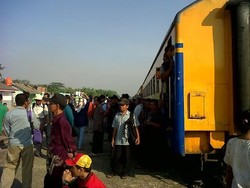Duka Penumpang KA Serayu Malam, Tertahan di Tambun karena Demo