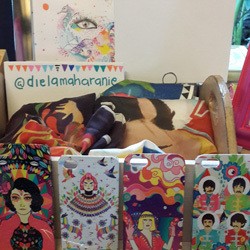 Uniknya Scarf dan Hardcase HP Bergaya Pop Art Fantasi