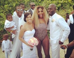 Jadi Perusak Pernikahan, Serena Williams Foto Bareng Pengantin Pakai Baju Renang