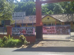 Sekolah Disegel, Siswa SD di Semarang Terpaksa Pulang