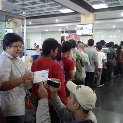 100-an Warga Solo Datangi Bank, Setor Sumbangan ke Rekening Jokowi - JK