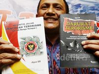 Buku Penanggulangan Teroris Diluncurkan