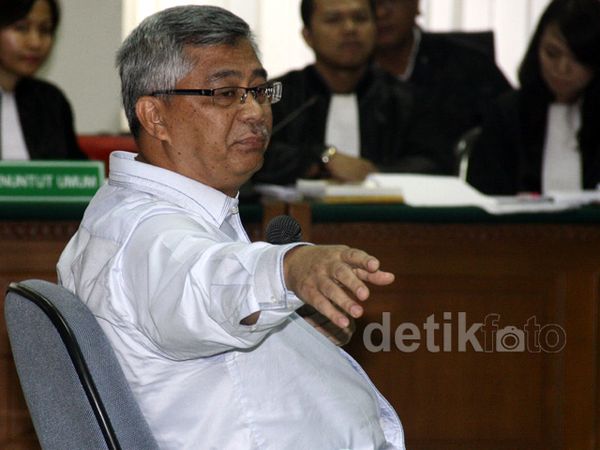 Akil Jalani Sidang Pemeriksaan Terdakwa