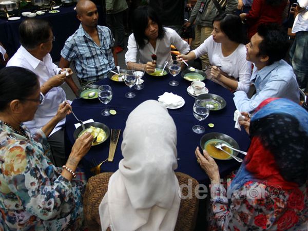 Slank Sarapan Soto Ayam di Rumah JK Slank Sarapan Soto Ayam di Rumah JK