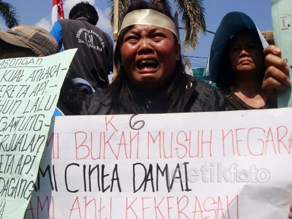 Pedagang Asongan Demo PT KAI