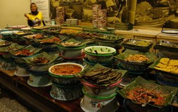 Warung Misbar: Wah, Serunya Nonton Layar Tancap Sambil Menyantap Masakan Rumahan!