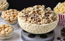 Nyam! Krenyes Manis Mangkuk Popcorn Cokelat Ini Enak untuk Camilan