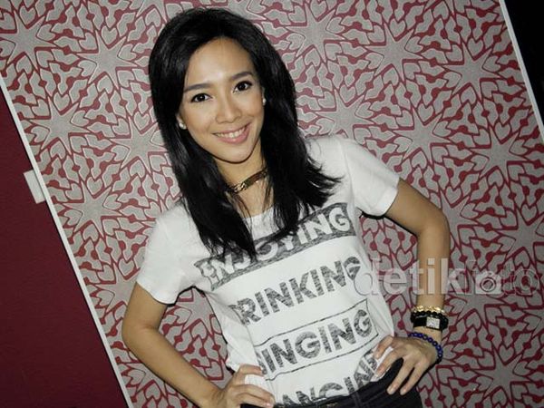 Dea Ananda Simpel Berkaus Putih