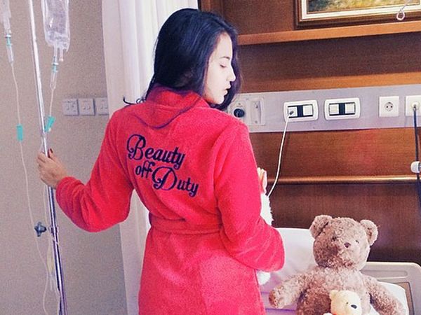 Dirawat di Rumah Sakit, Pevita Pearce Tetap Gaya